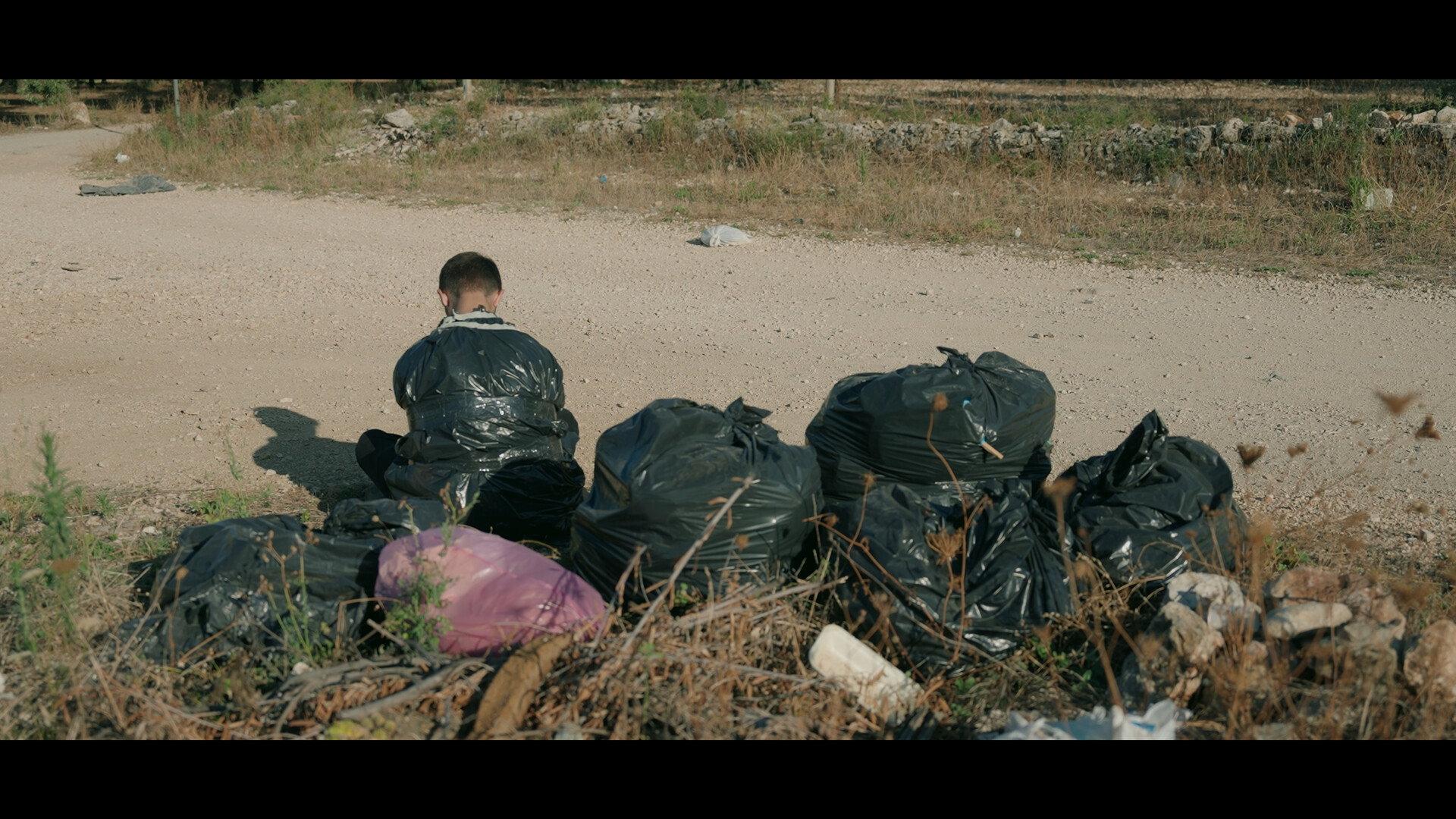 Portare fuori la spazzatura 2024 movie scene