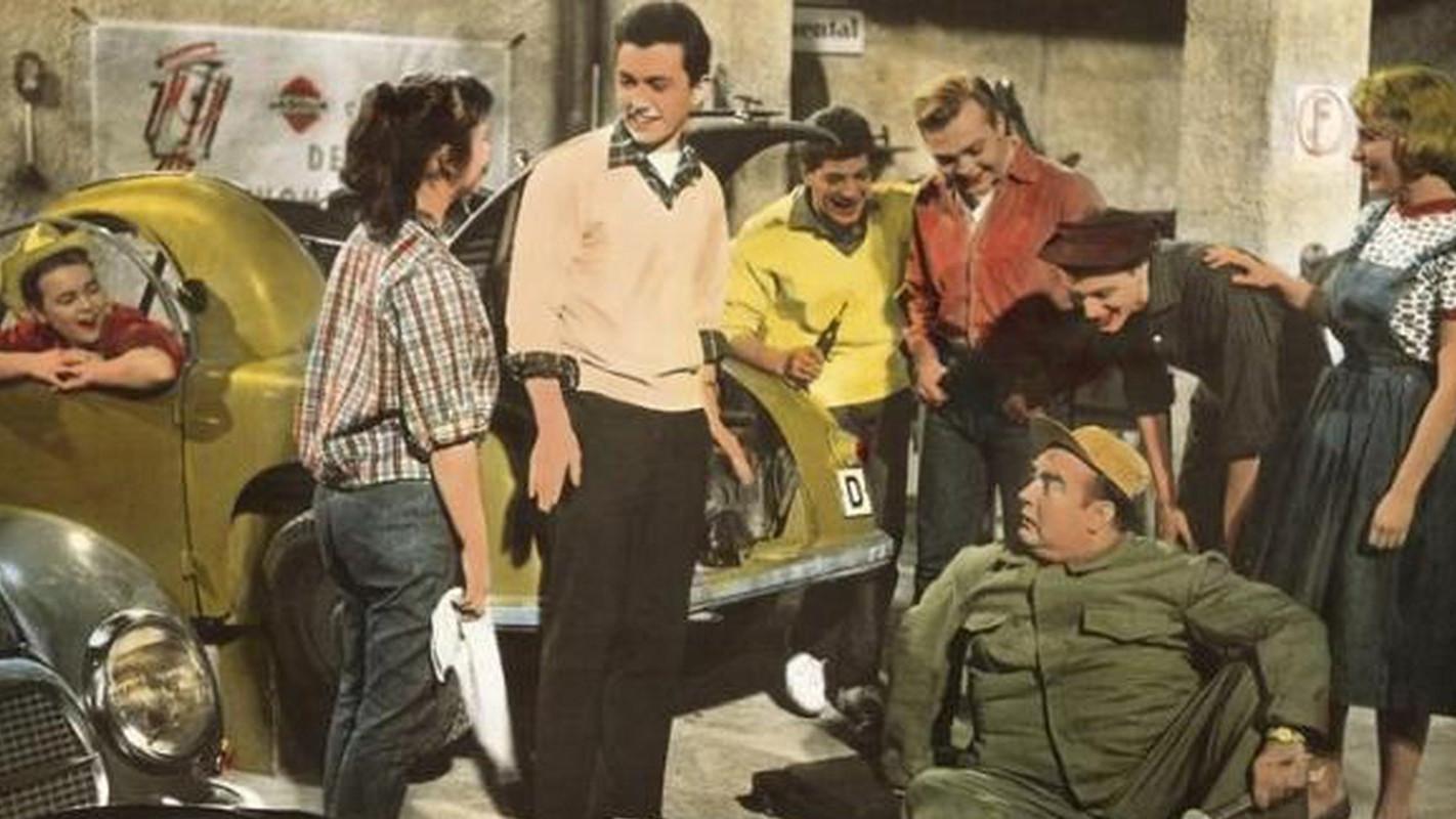 Hula-Hopp, Conny 1959 movie scene
