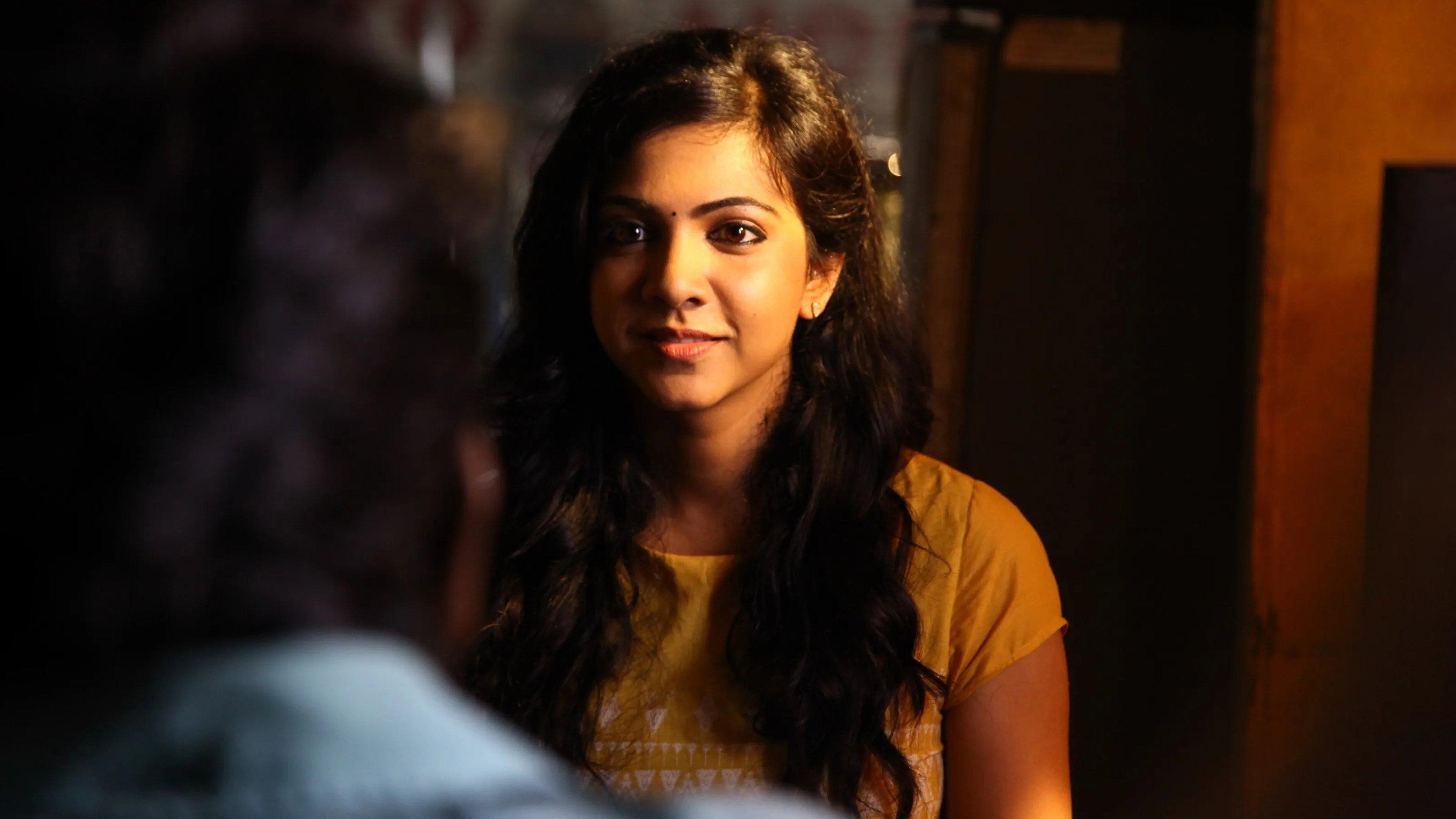 Kadhalum Kadanthu Pogum 2016 movie scene