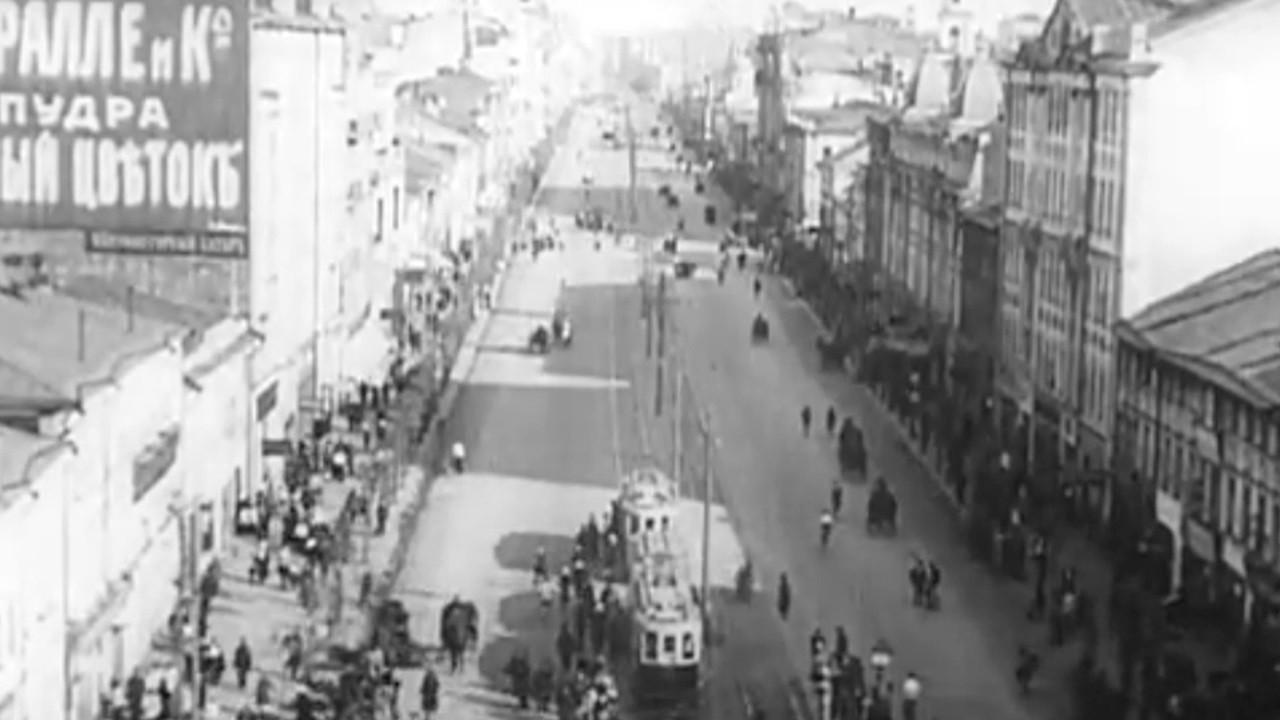 Stride, Soviet! 1926 movie scene