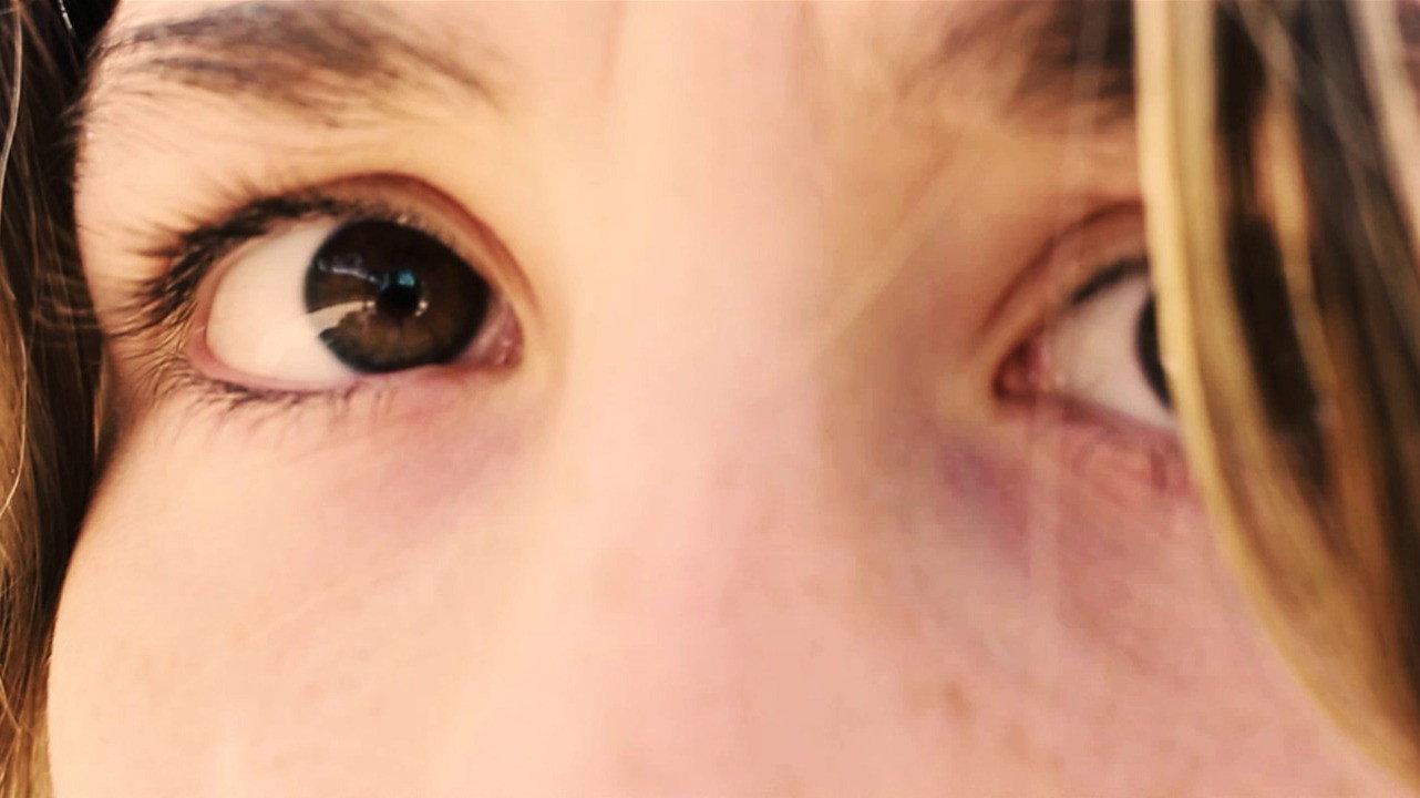 Tras la mirada 2024 movie scene