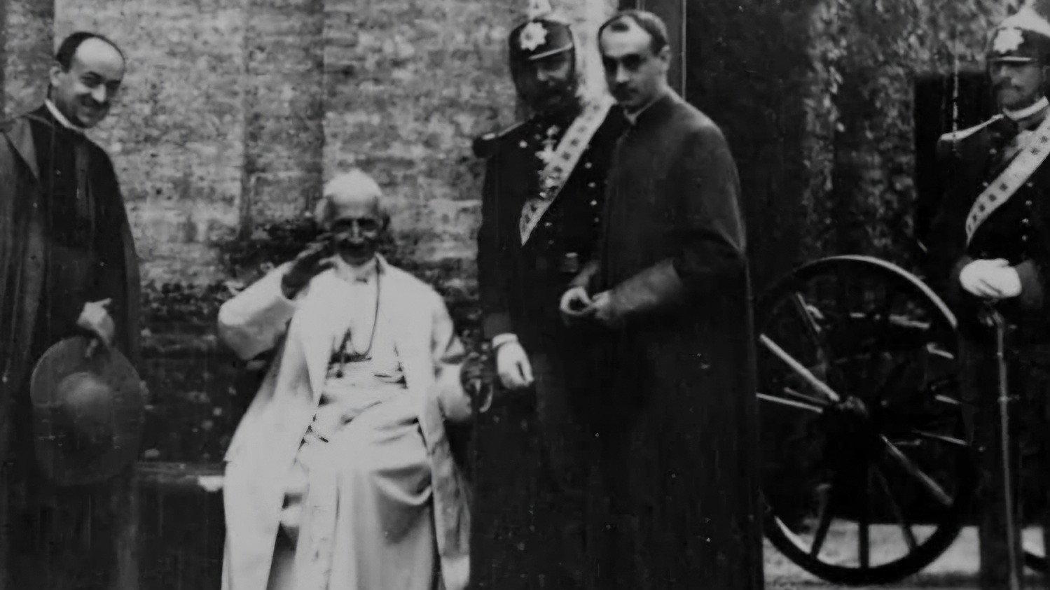 Pope Leo XIII Leaving Carriage and Being Ushered Into Garden, No. 104 1898 movie scene