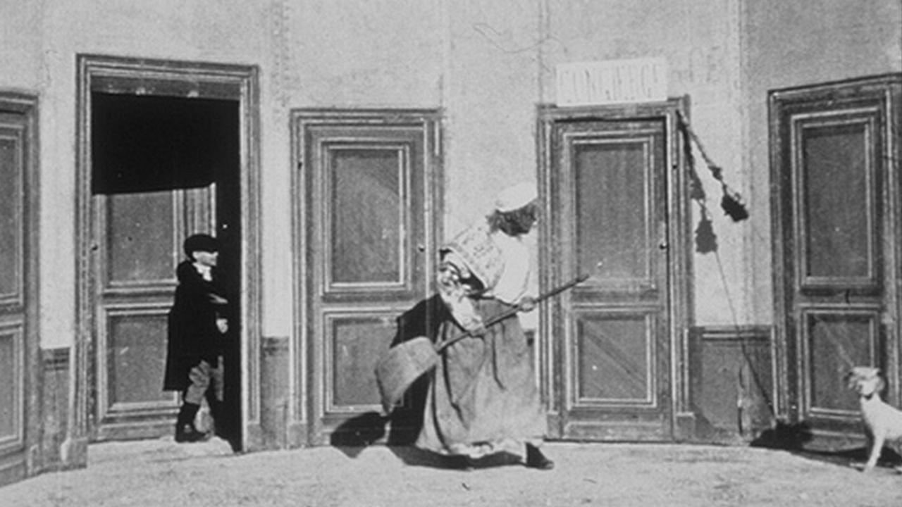 Les tribulations d'une concierge 1897 movie scene