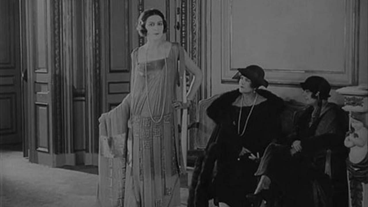 On demande un mannequin 1923 movie scene