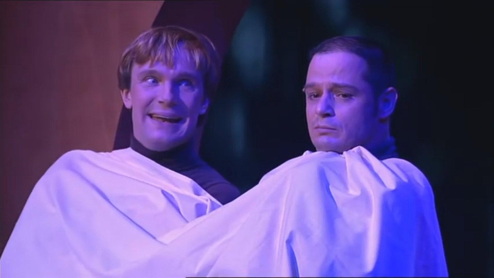 Droog Brood - De kip met de gouden enkels 2009 movie scene