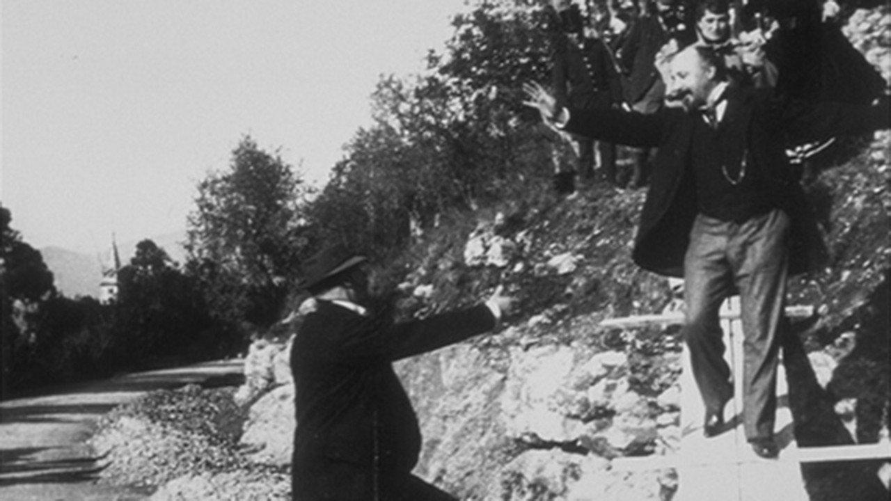 Touristes revenant d’une excursion 1897 movie scene
