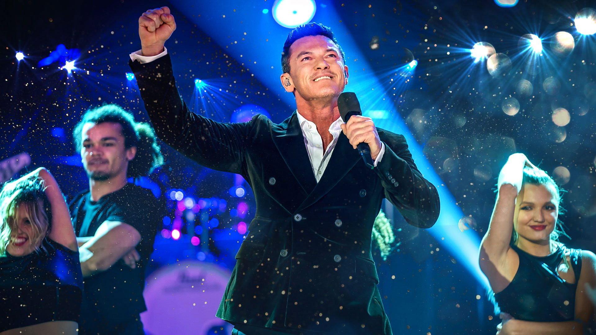 Luke Evans: Showtime! 2022 movie scene