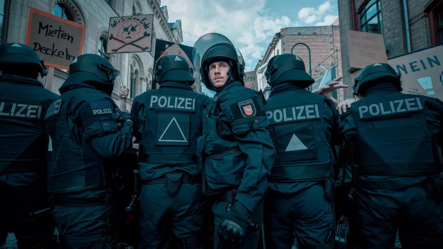 Allein zwischen den Fronten 2024 movie scene