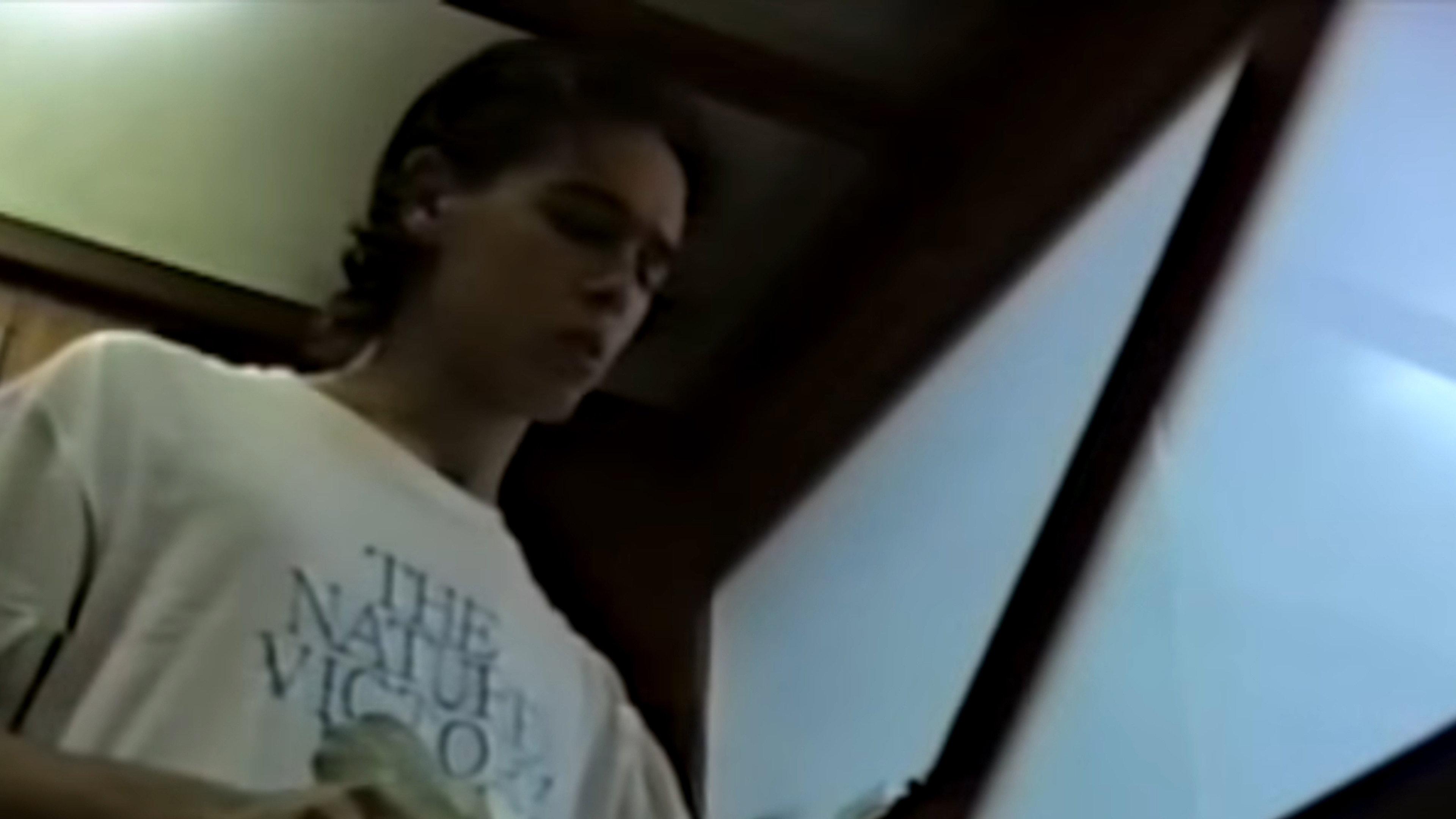 Bajo el poder de la garra maldita 1995 movie scene