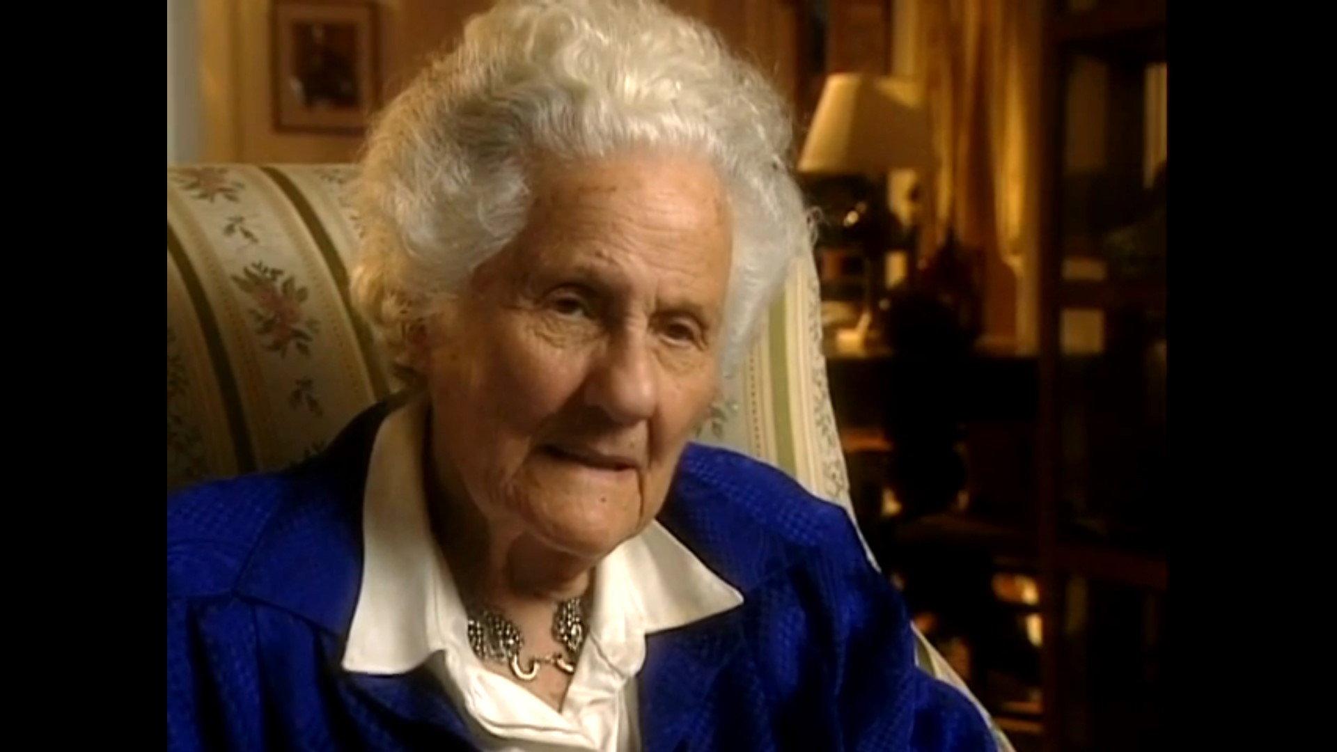 Throwing Curves: Eva Zeisel 2002 movie scene