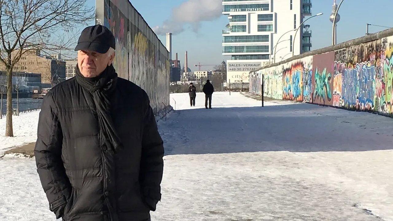 Armin Mueller-Stahl - Ein Gaukler in Hollywood 2021 movie scene
