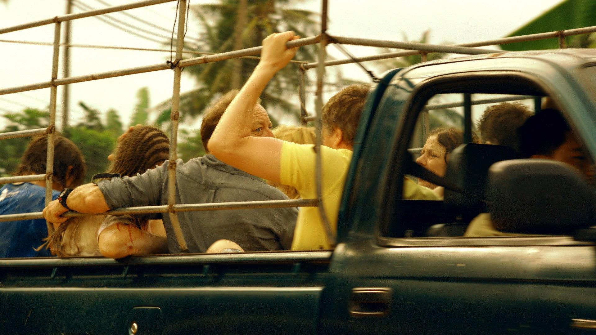 Tsunami - Das Leben danach 2012 movie scene