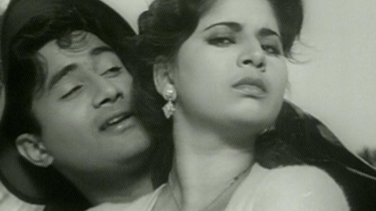 Jaal 1952 movie scene