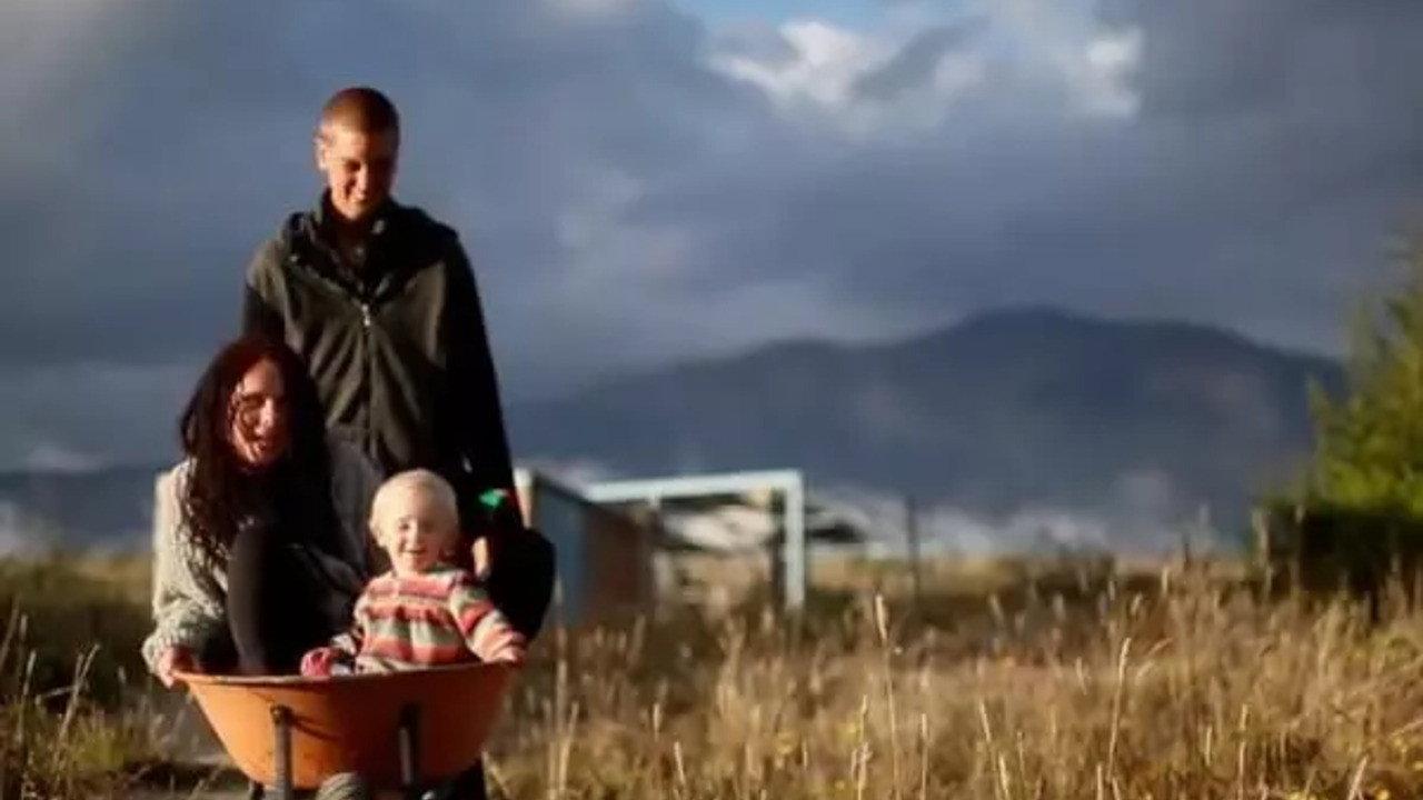 La importancia de llamarse Satya Bicknell Rothon 2013 movie scene