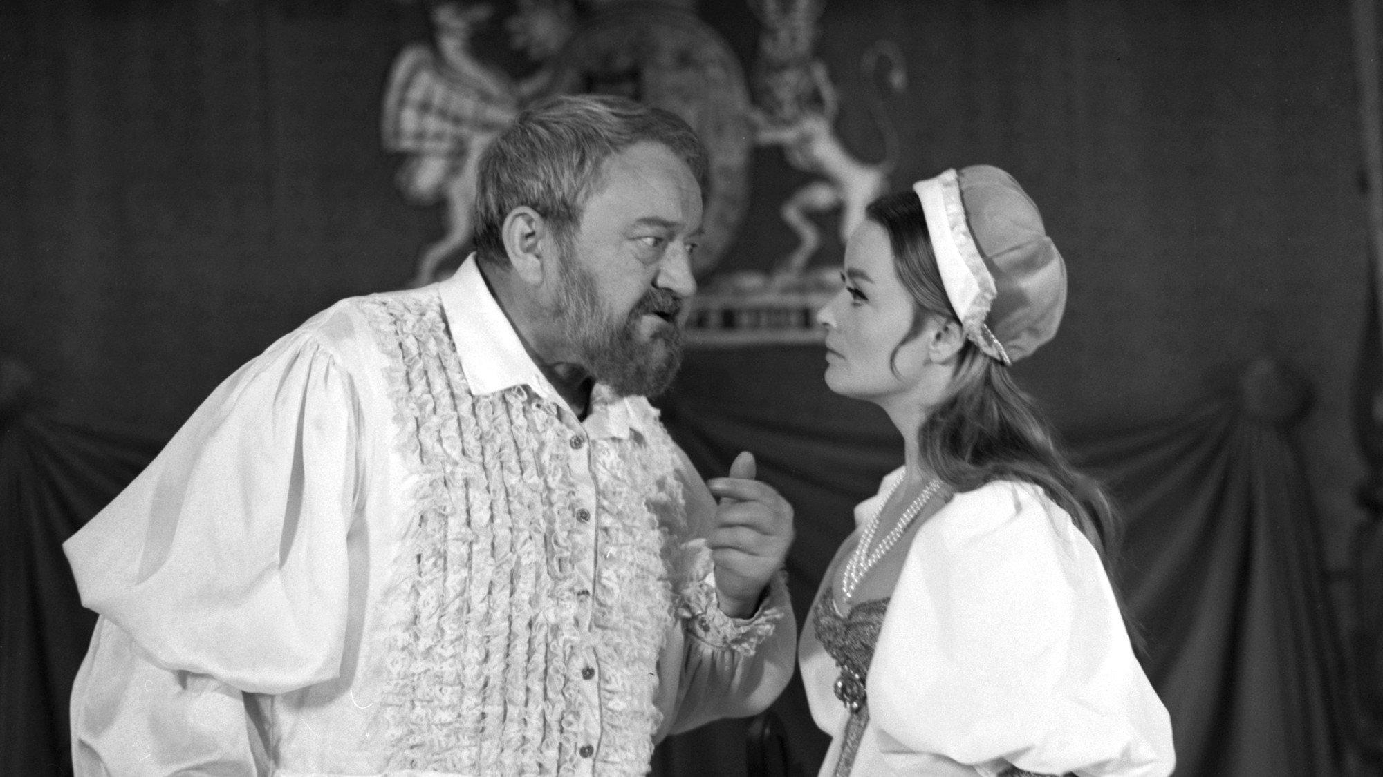 King and Women 1967 movie scene
