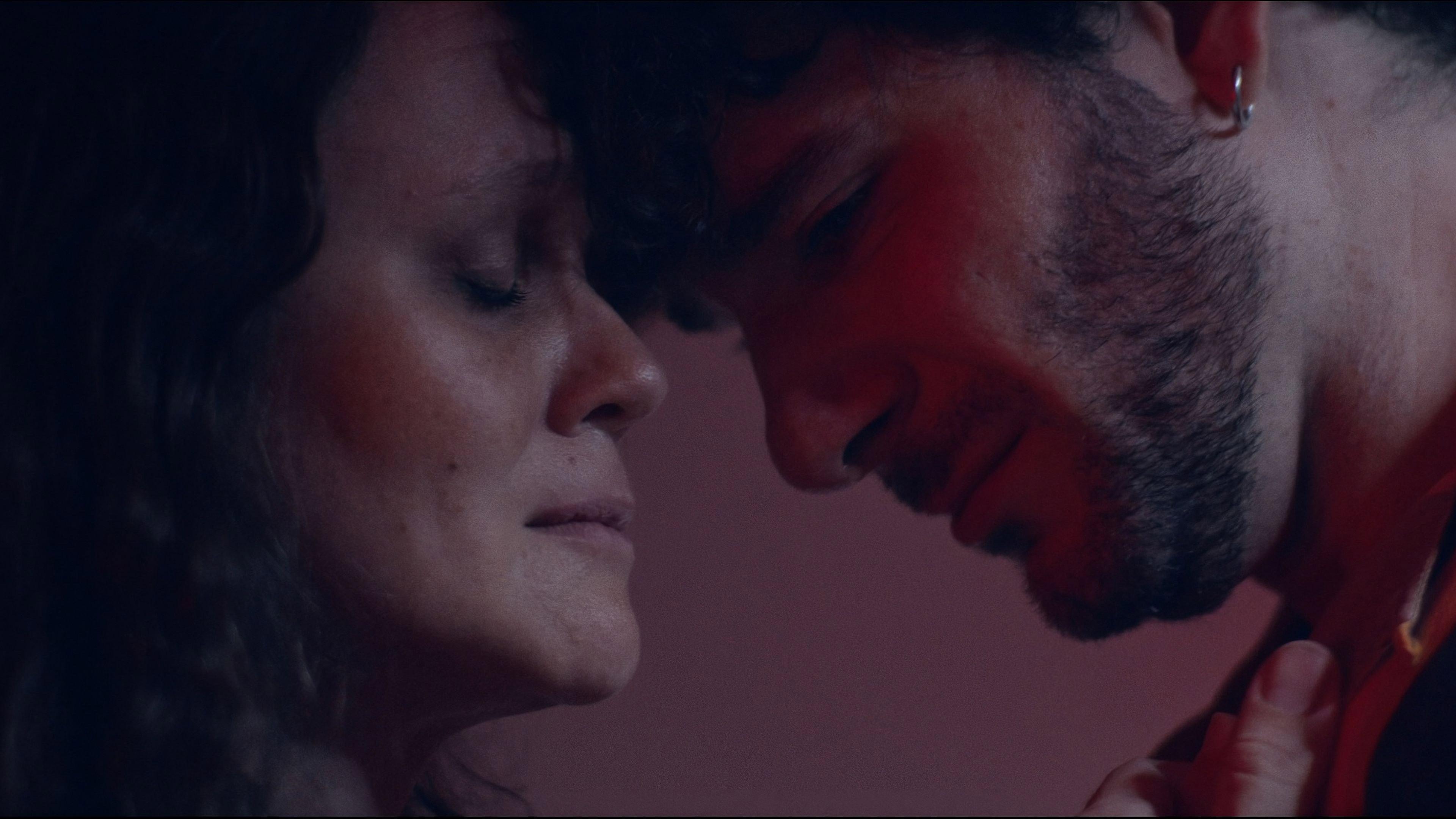 Ela Toma Placebo 2025 movie scene