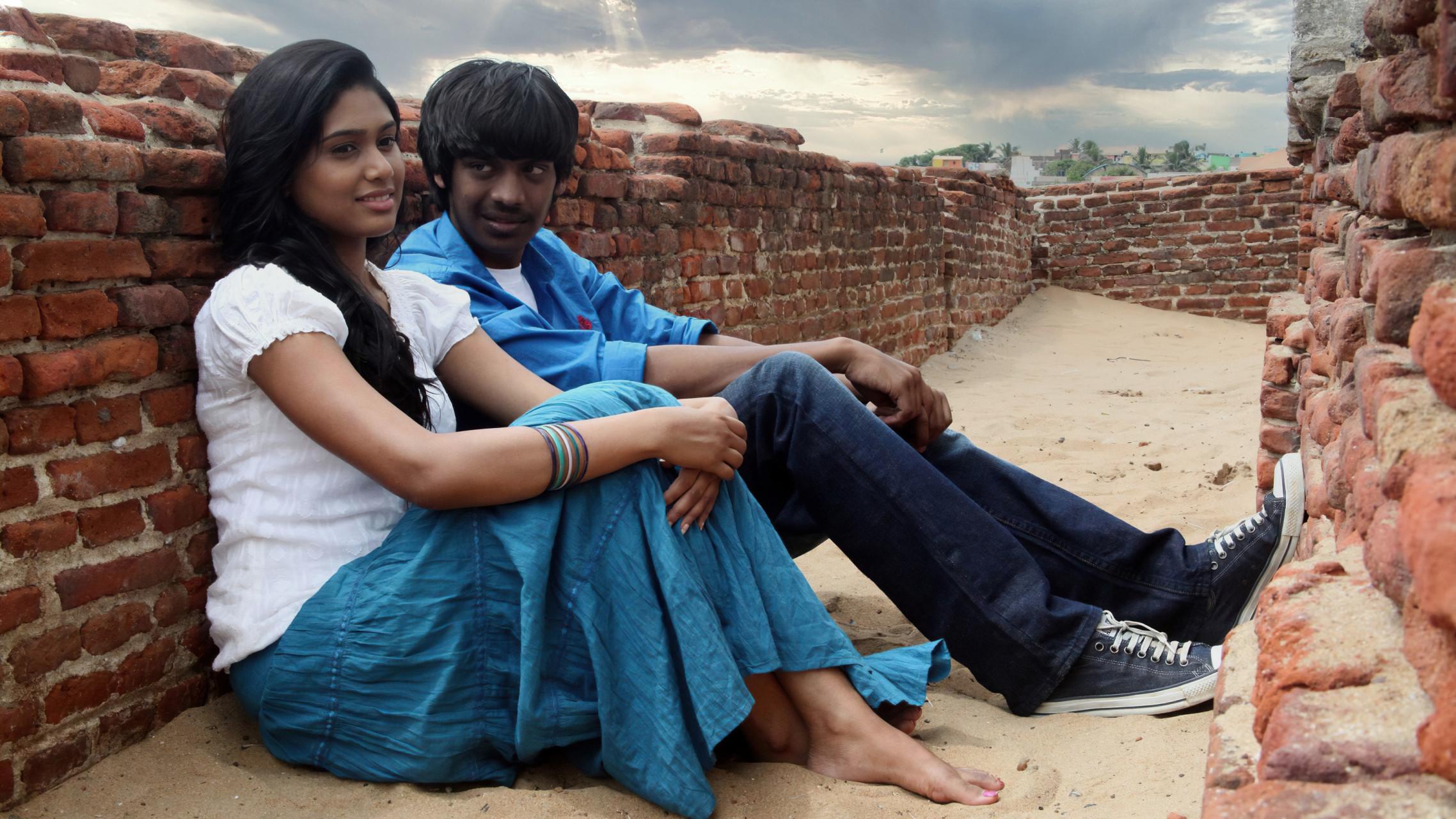 Aadhalal Kadhal Seiveer 2013 movie scene