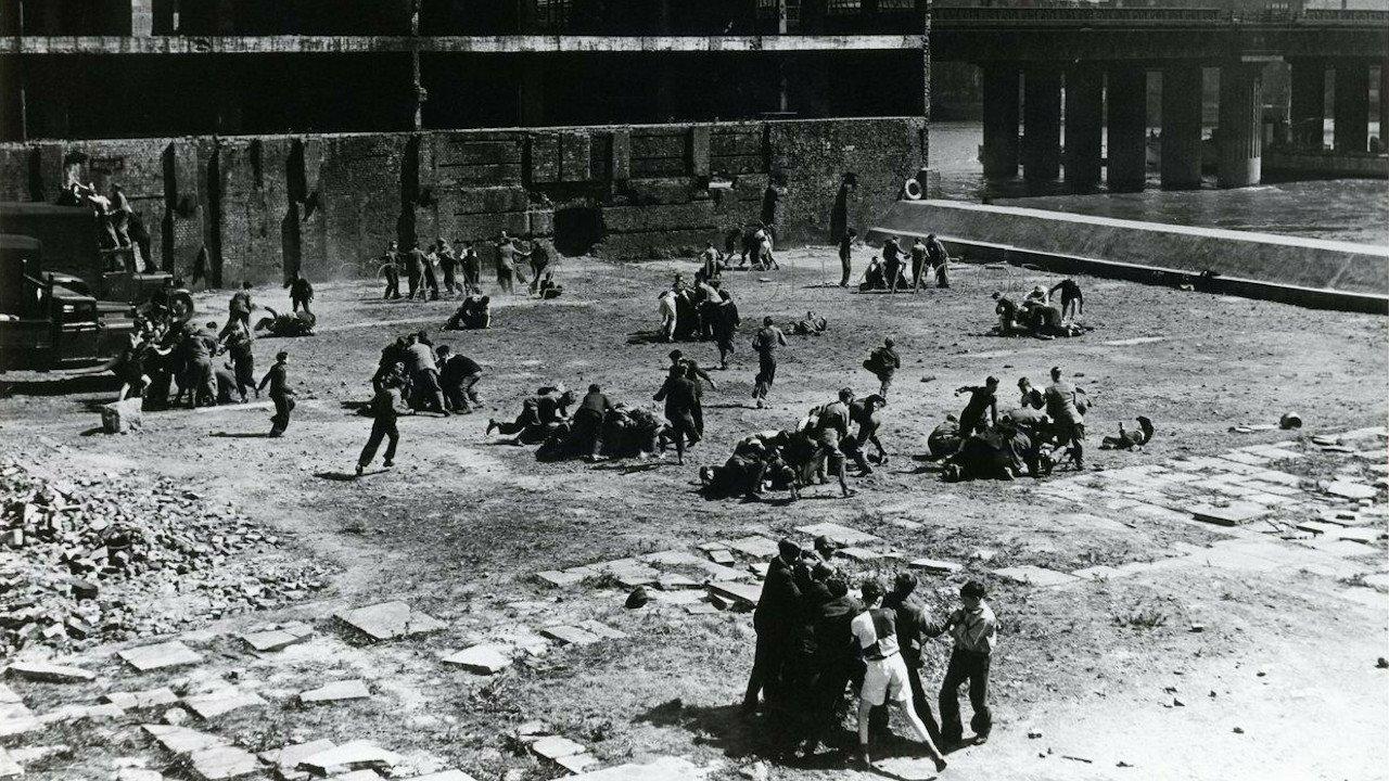 Hue and Cry 1947 movie scene