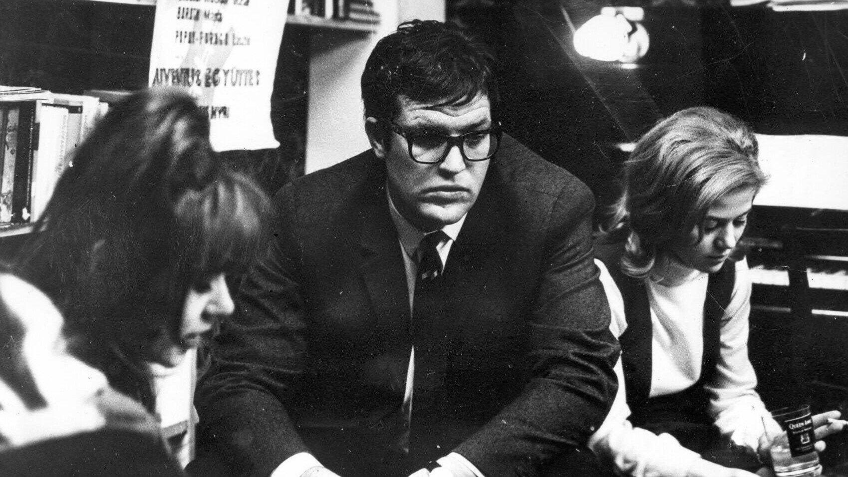 Those Who Wear Glasses 1969 movie scene