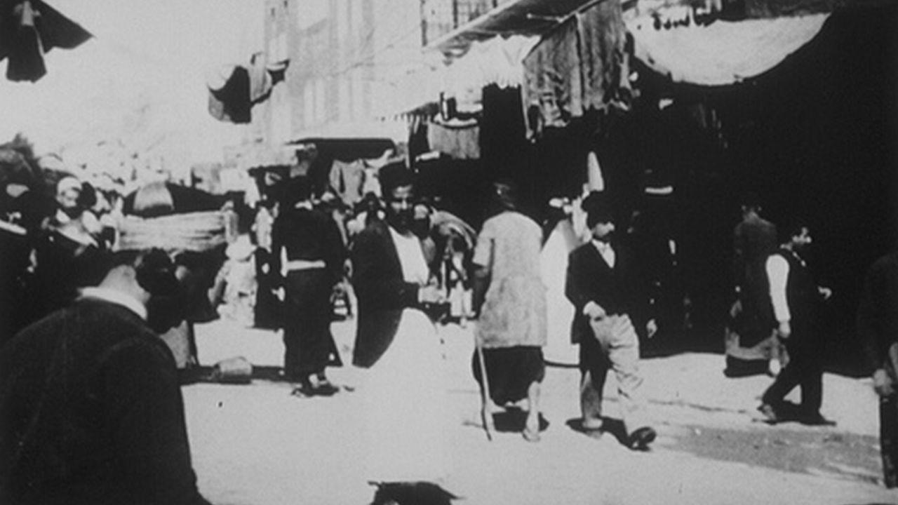 Damas, une place 1897 movie scene