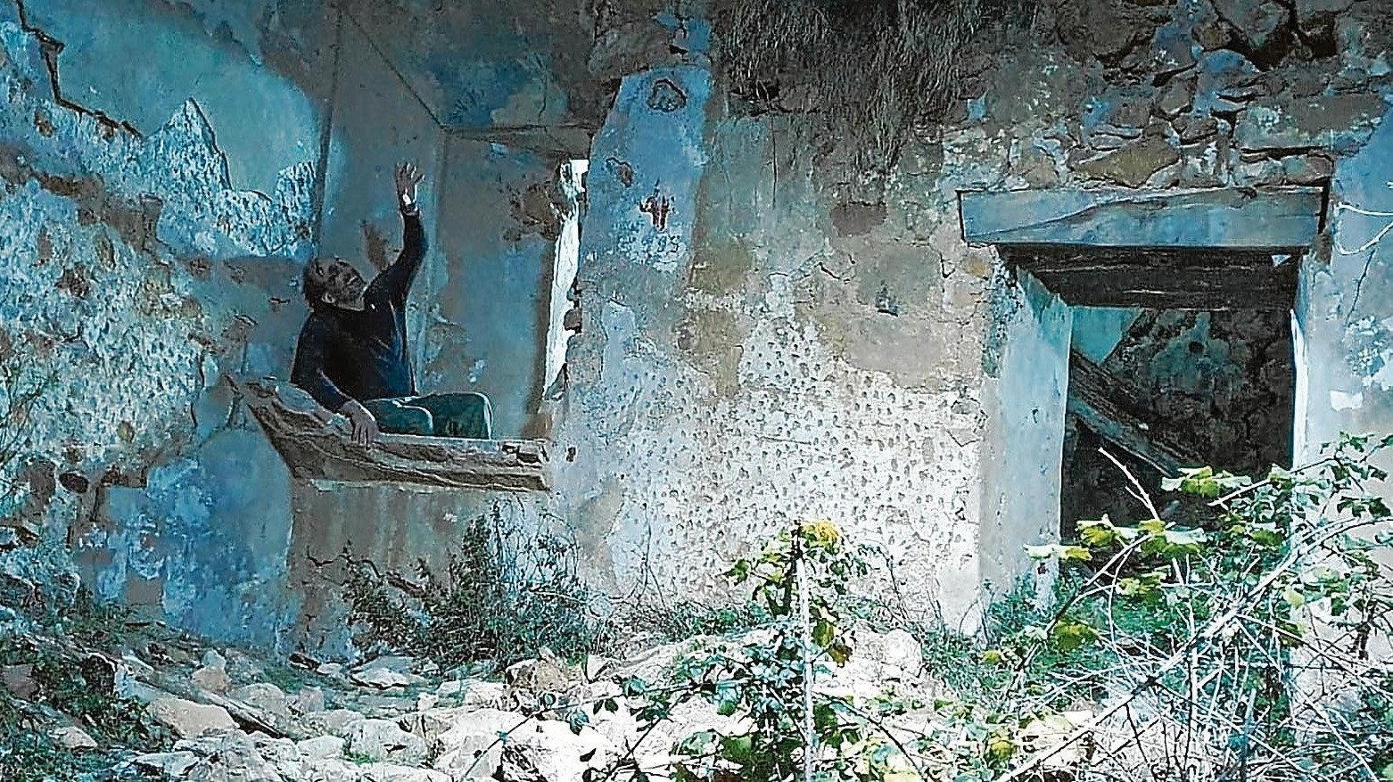 La Villa del Seis 2024 movie scene