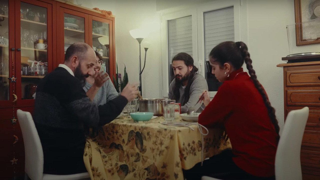 Como si con la comida se pudiera repartir cariño 2024 movie scene