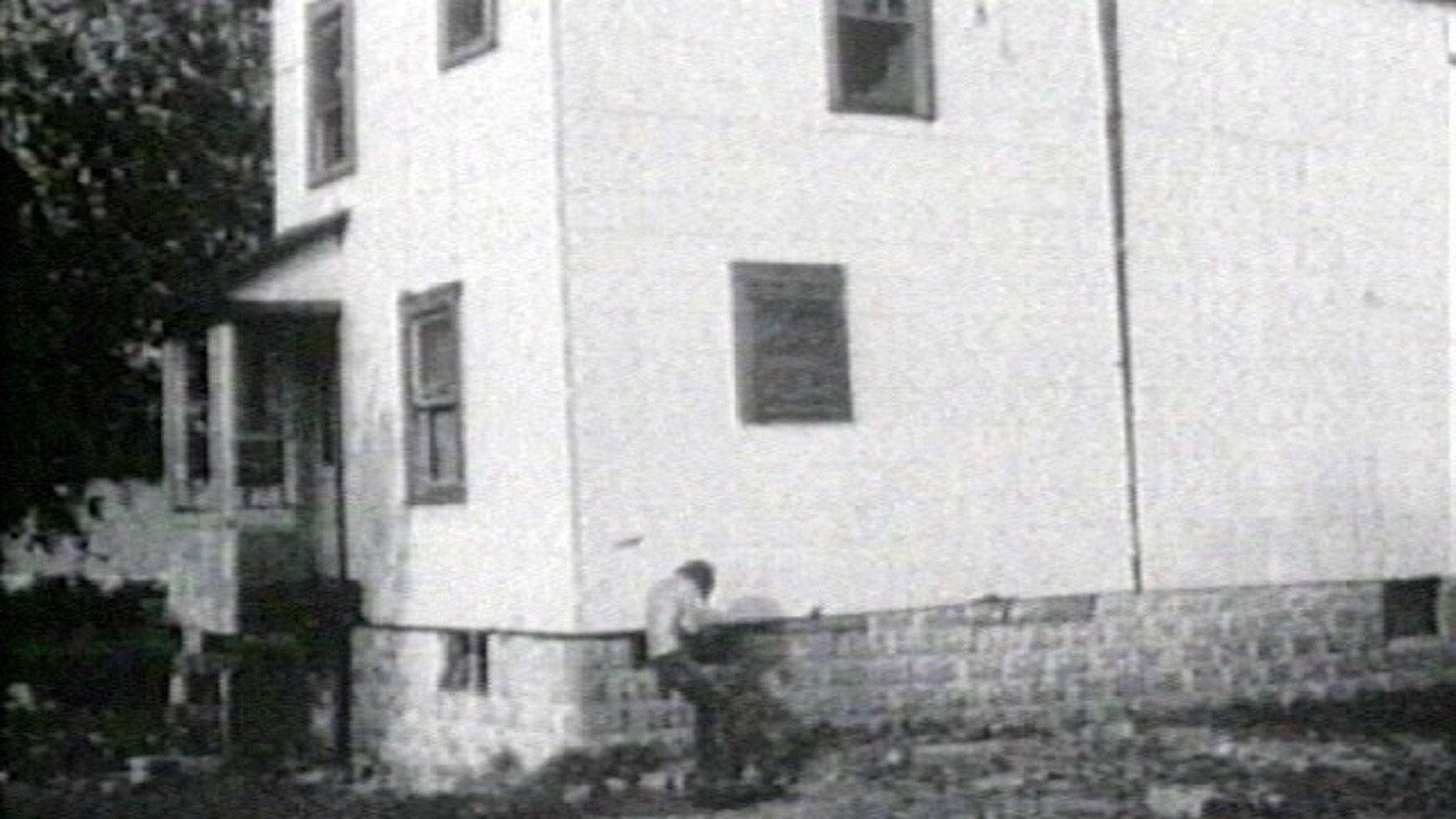 Splitting 1974 movie scene