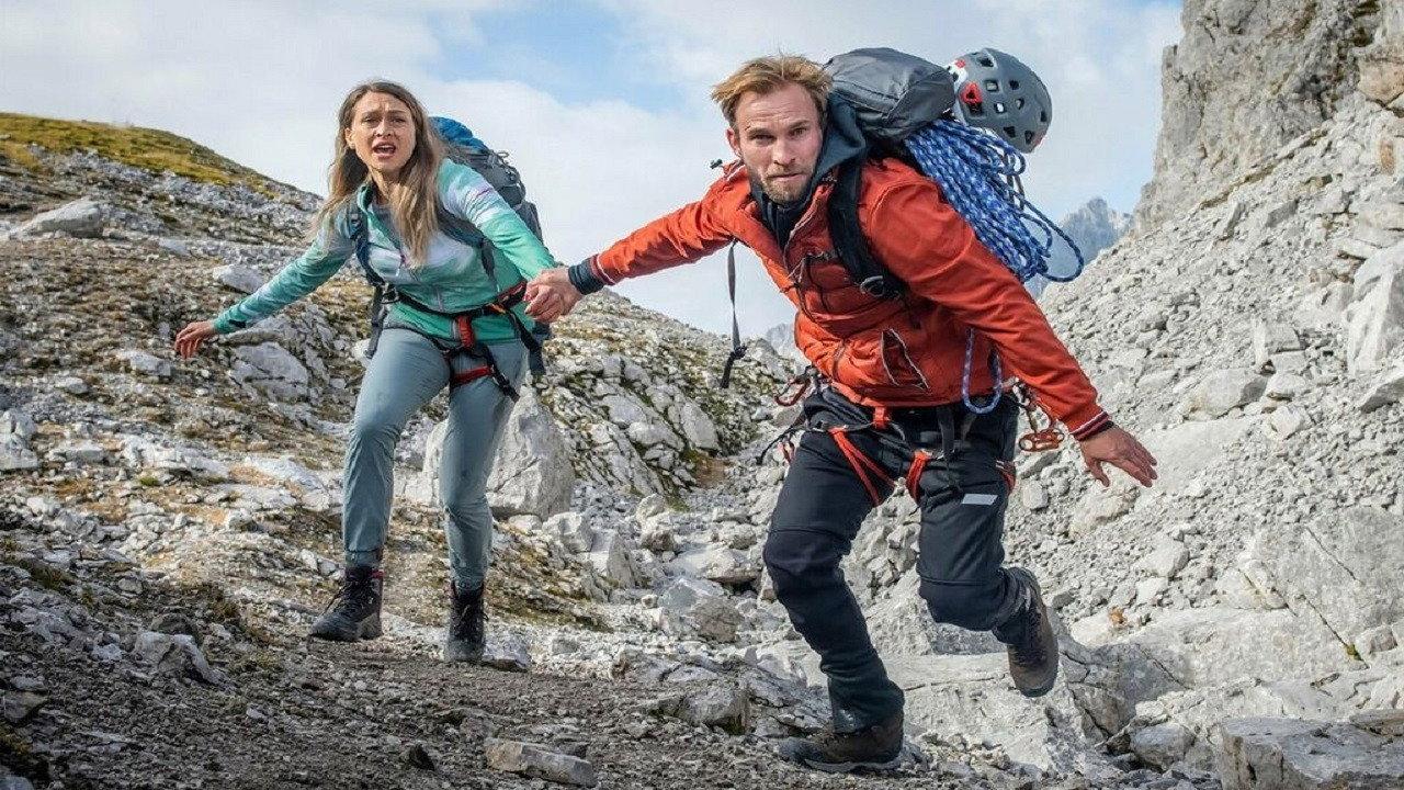 Einsatz in den Alpen - Der Armbrustkiller 2022 movie scene