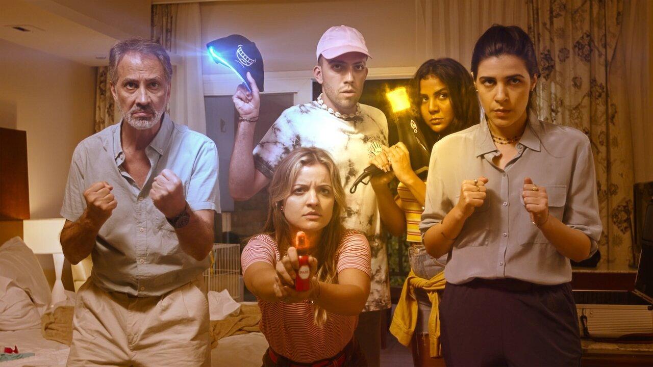 Flops: Agentes Nada Secretos 2020 movie scene