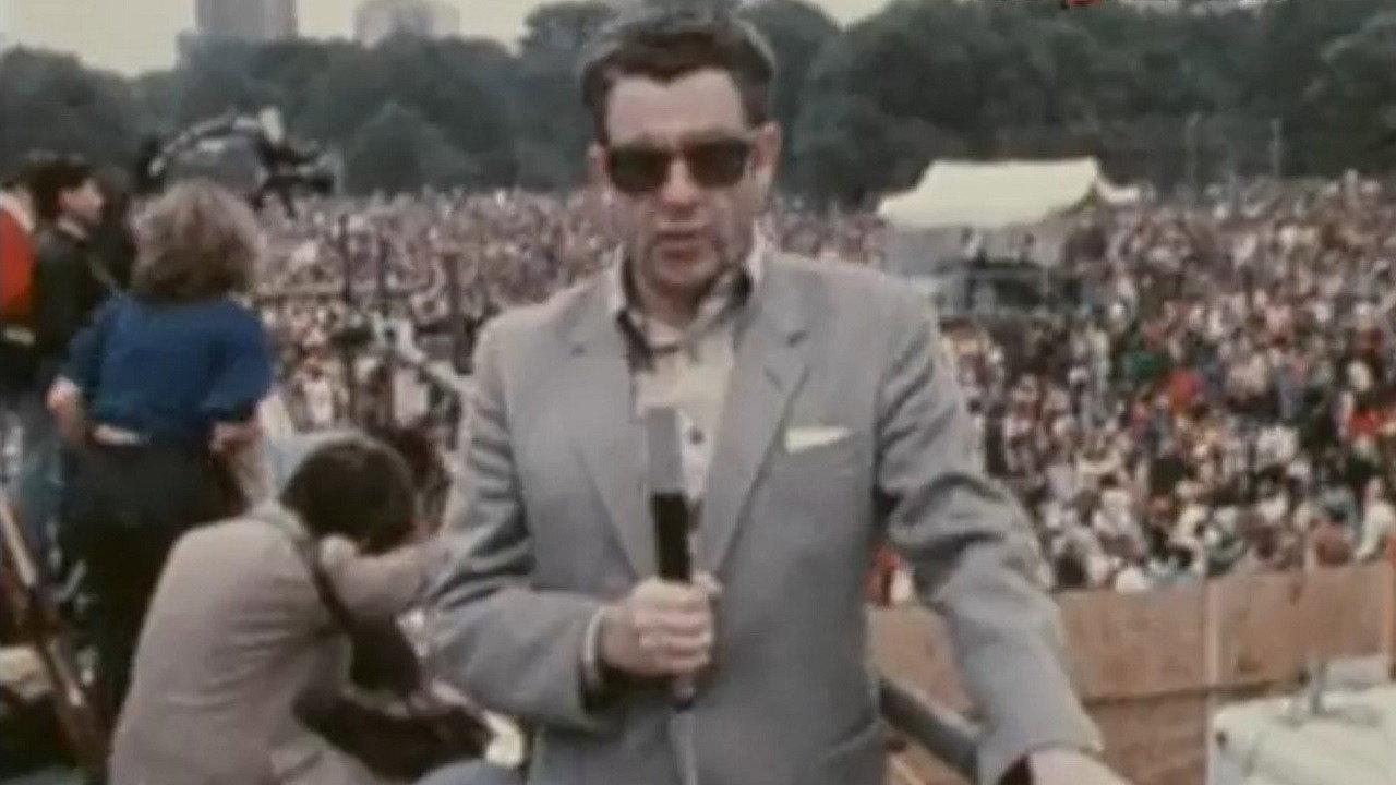 Reporting on the covering America 1982 movie scene