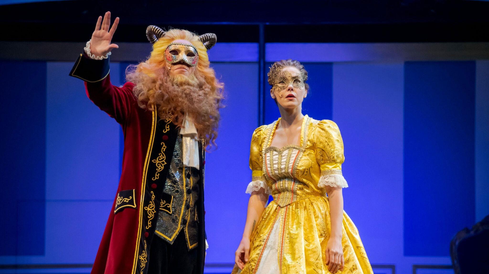 Belle en het Beest: De Musical 2020 movie scene