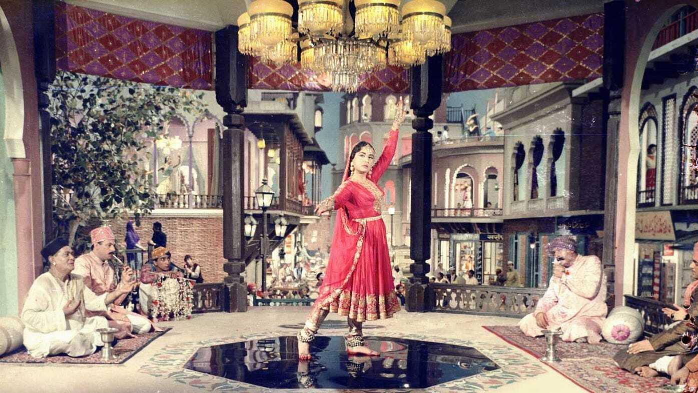 Pakeezah 1972 movie scene