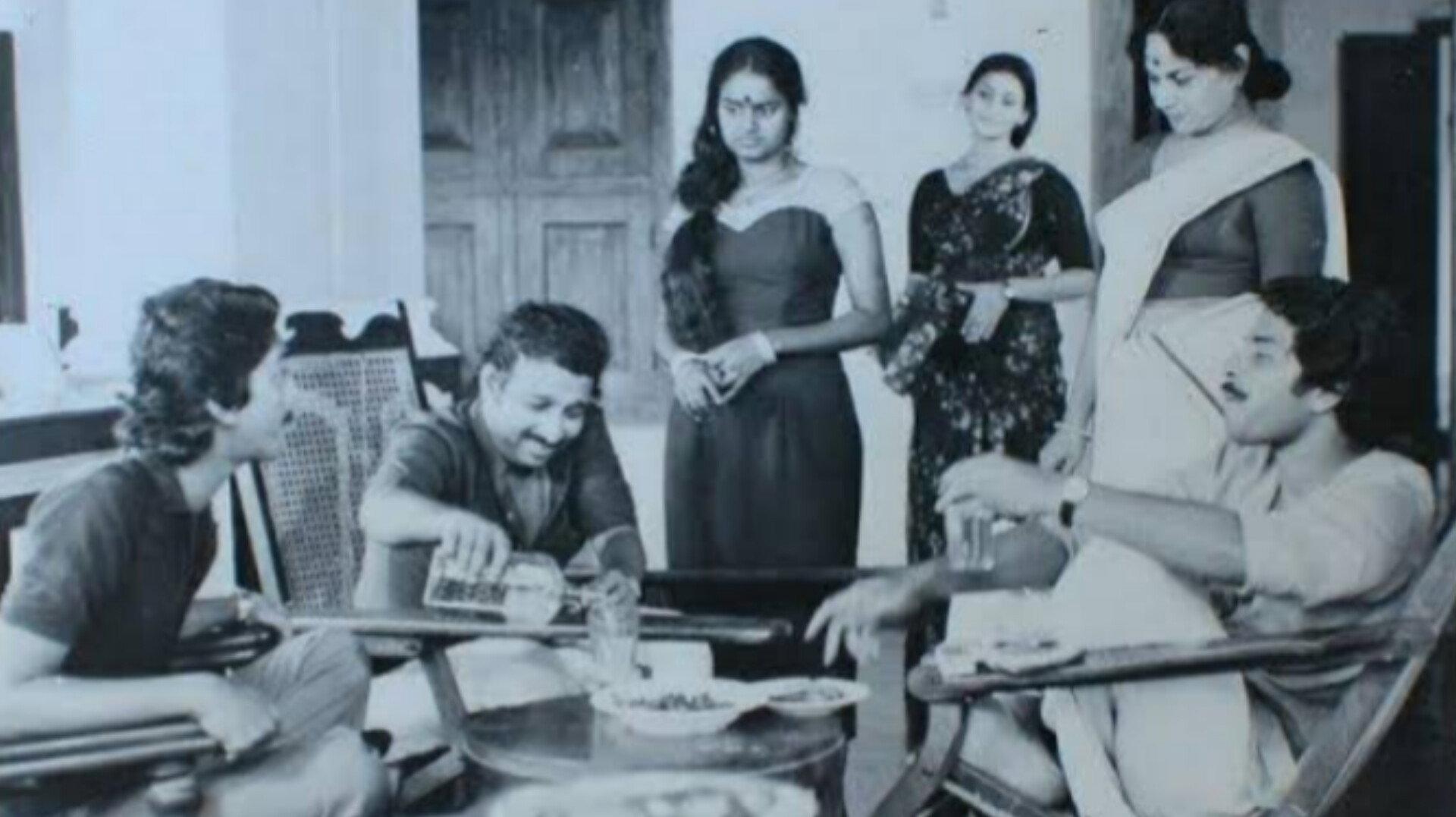 Arappatta Kettiya Graamathil 1986 movie scene