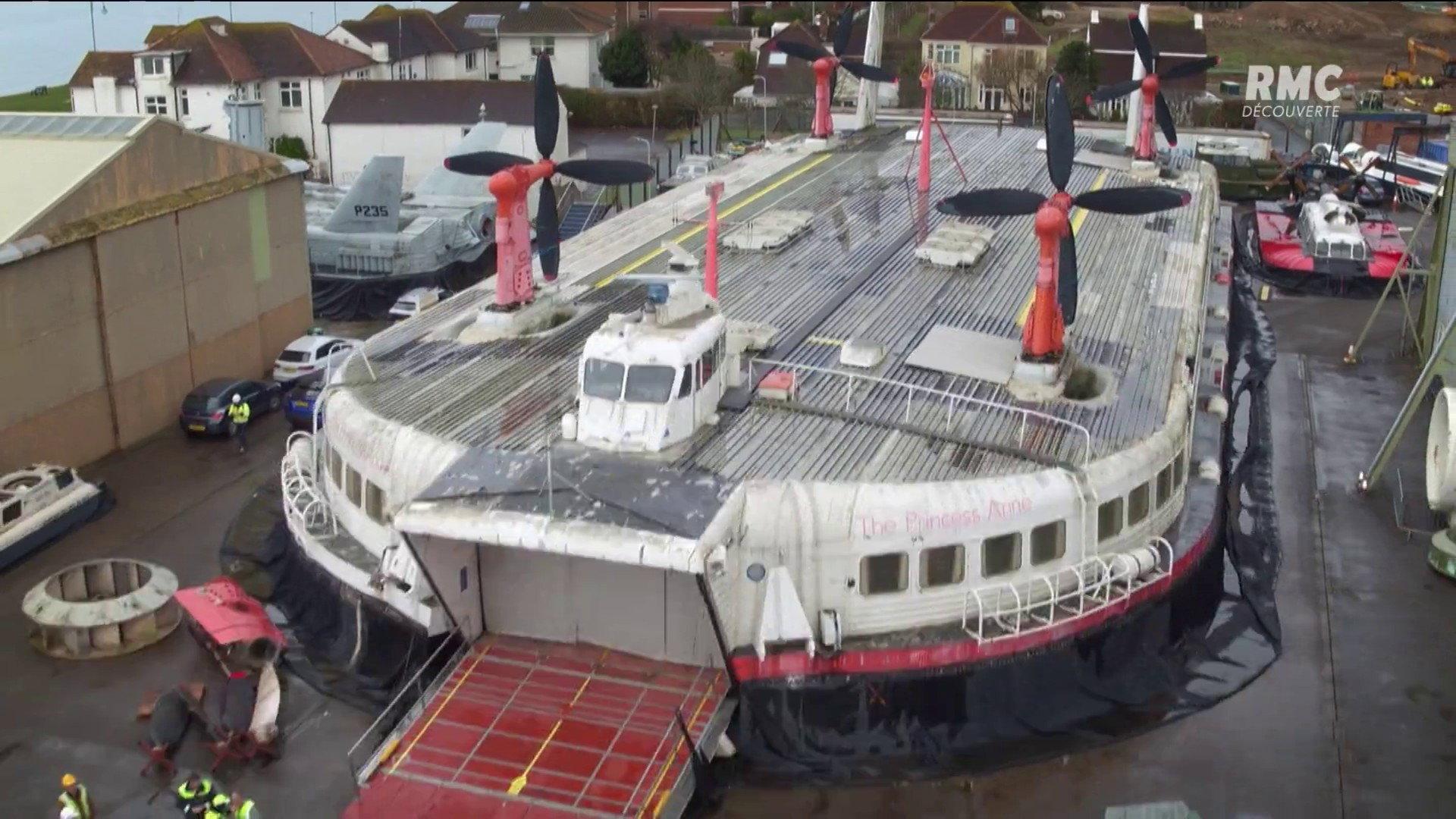 Hovercraft - Inside Mighty Machines 2019 movie scene