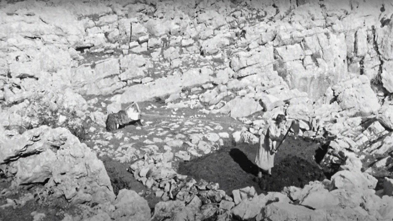 Prisoners of Stones 1959 movie scene