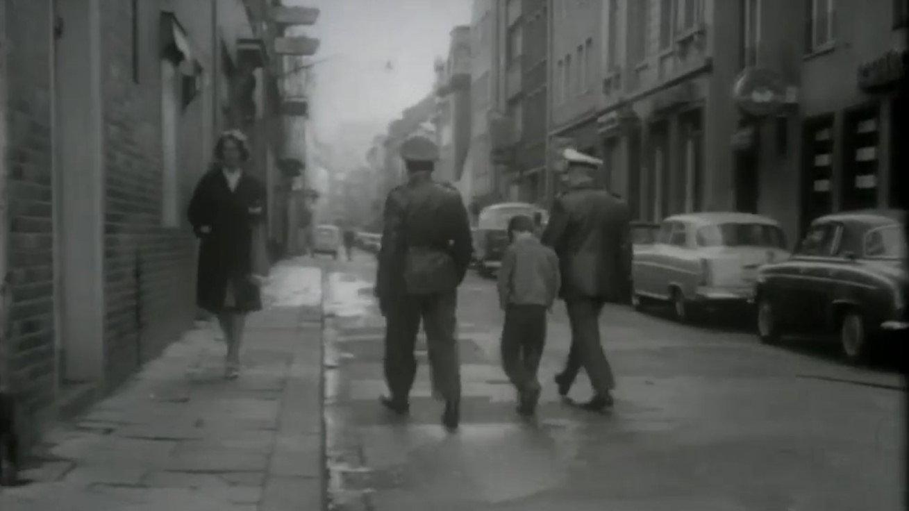 Kleiner Mann in grosser Stadt... 1966 movie scene