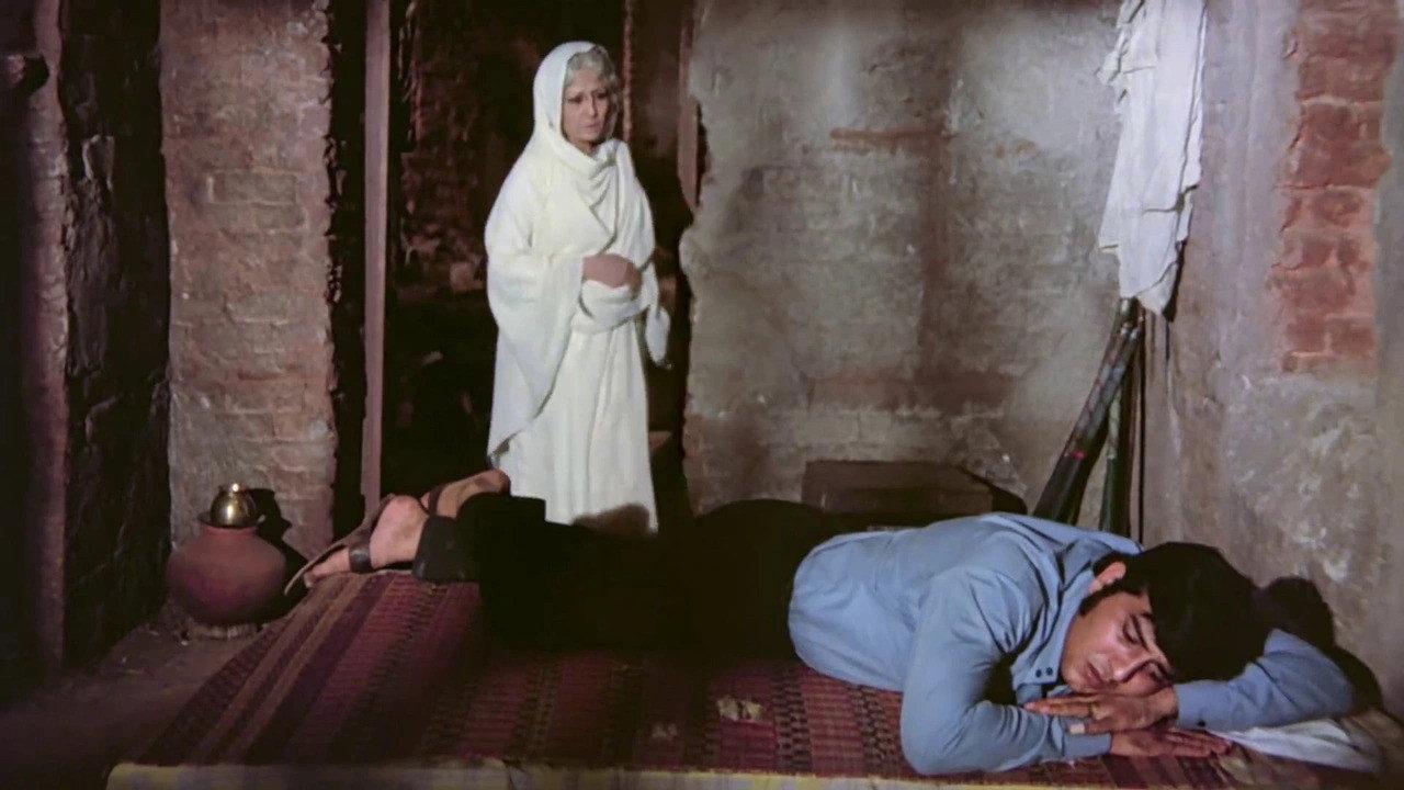 Mere Apne 1971 movie scene