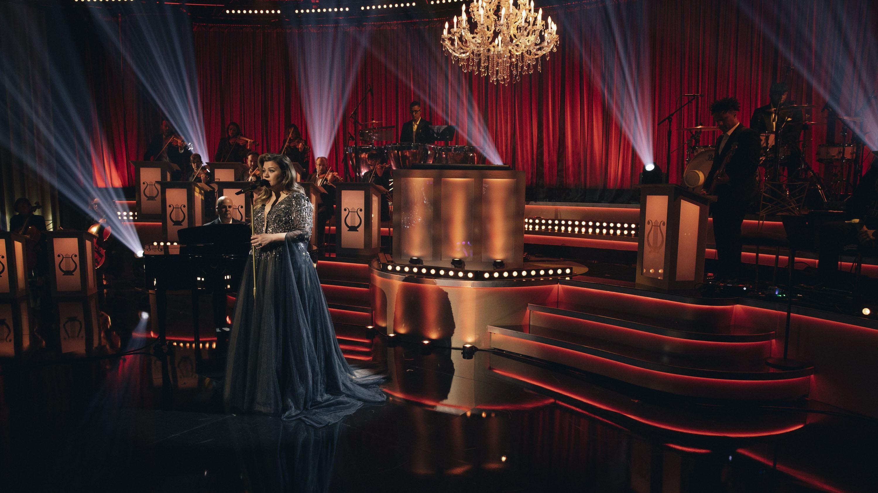 Kelly Clarkson Presents: When Christmas Comes Around 2021 movie scene