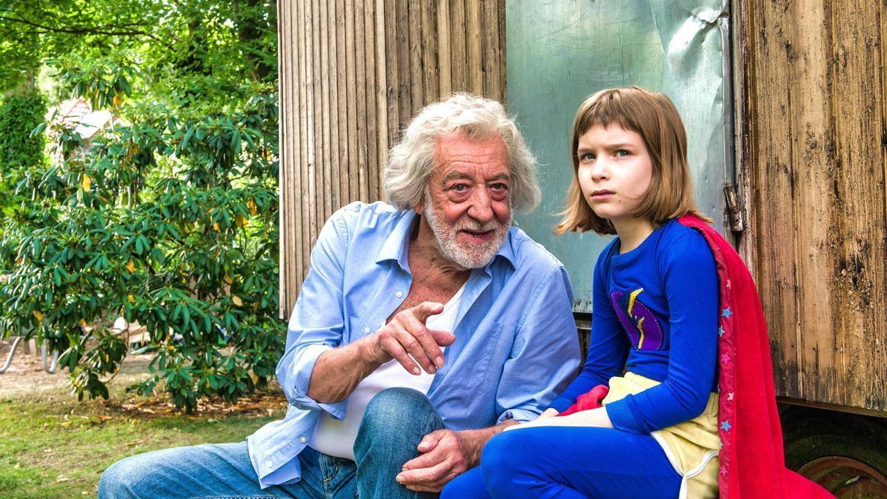 Oskar, das Schlitzohr und Fanny Supergirl 2022 movie scene