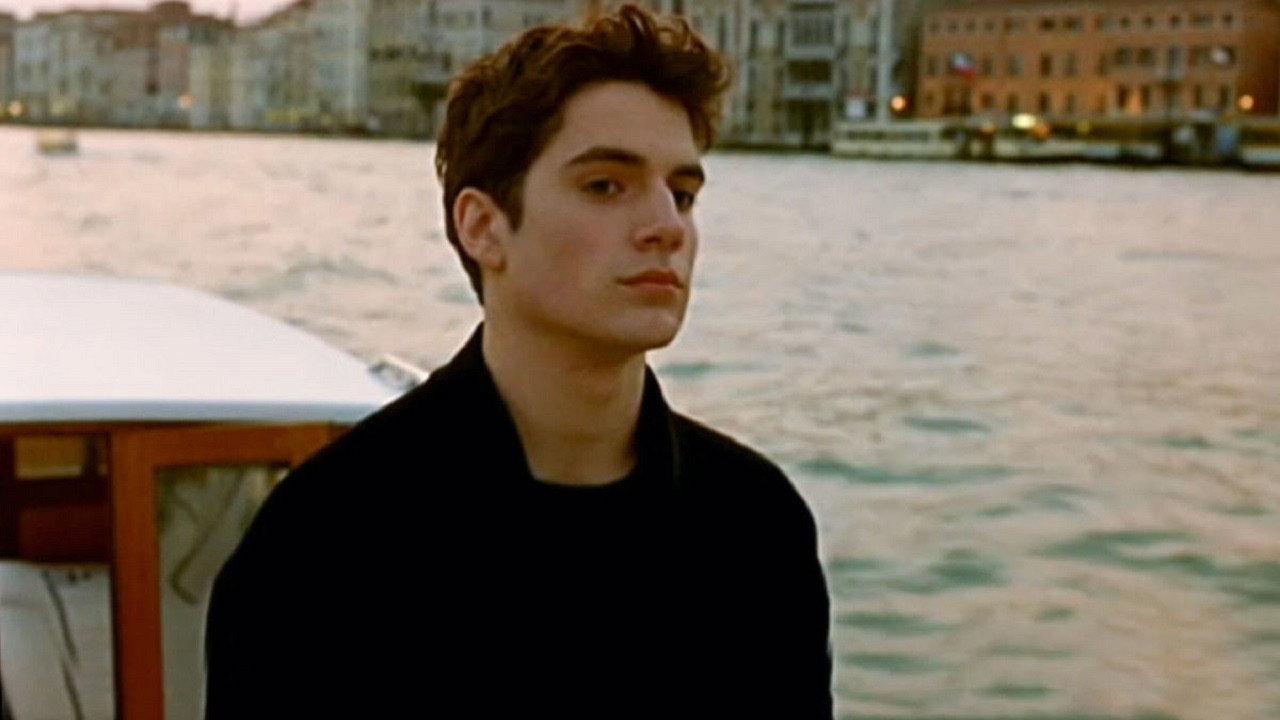 Hotel Laguna 2001 movie scene