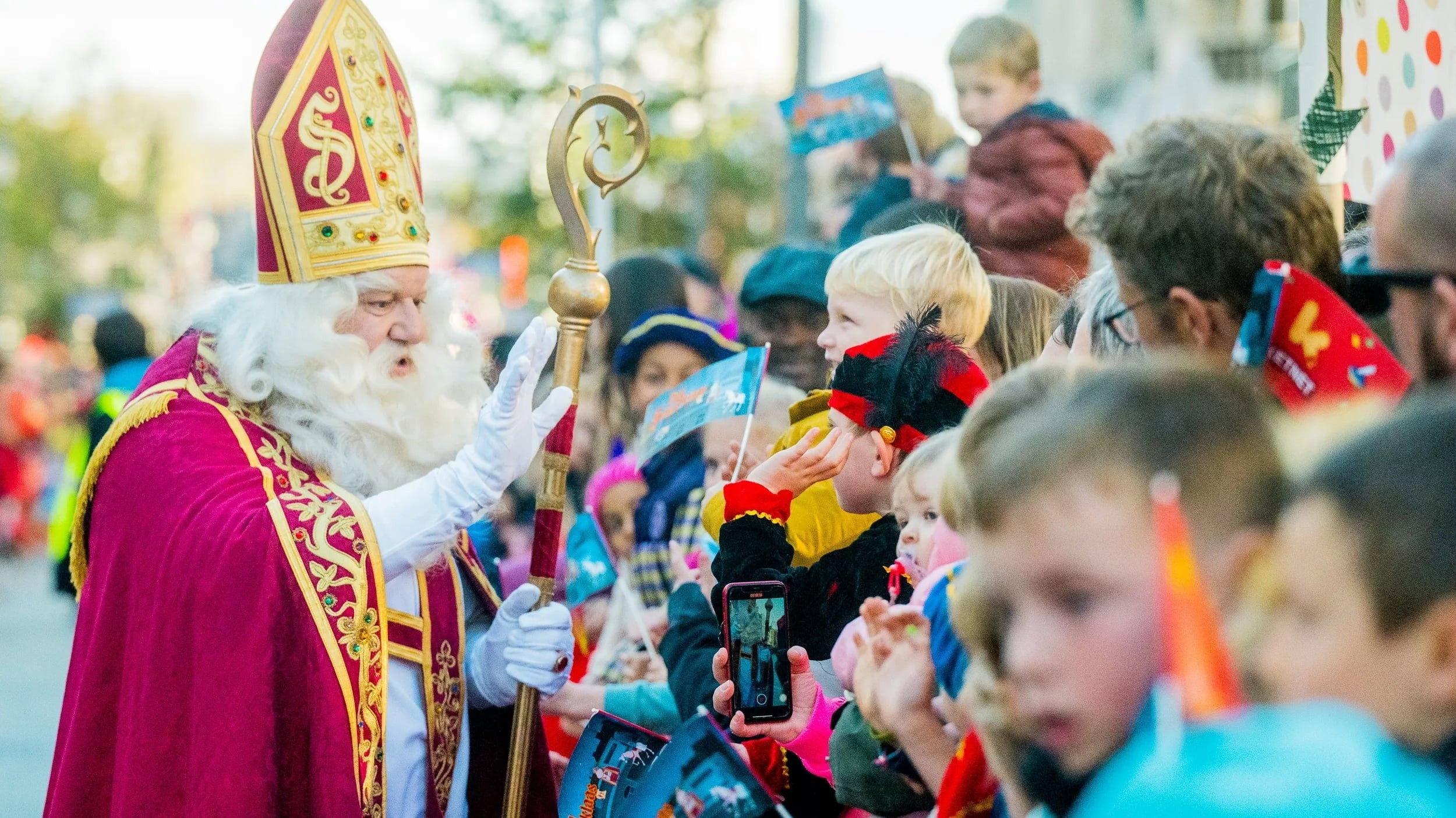 Hij komt, hij komt, ... intrede van de Sint 2017 movie scene