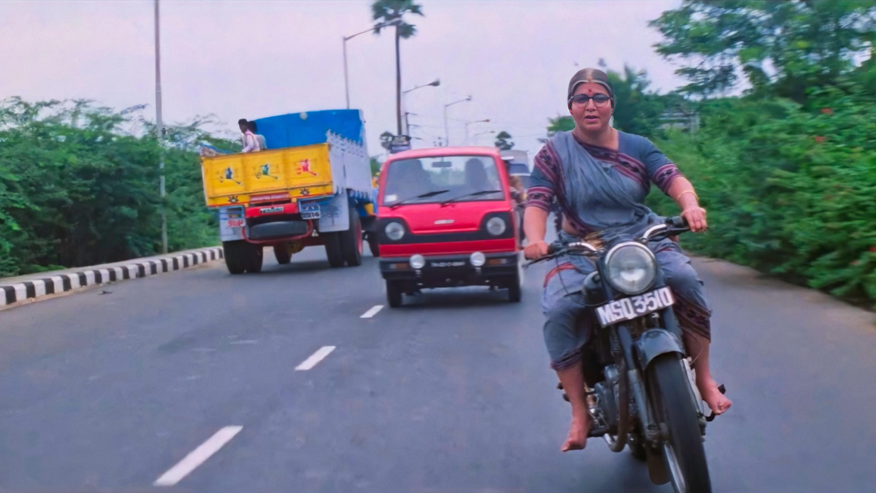 Avvai Shanmugi 1996 movie scene