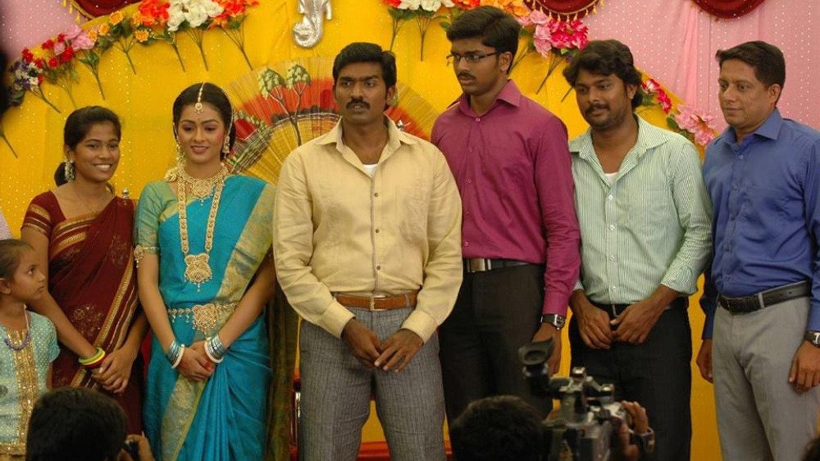 Naduvula Konjam Pakkatha Kaanom 2012 movie scene