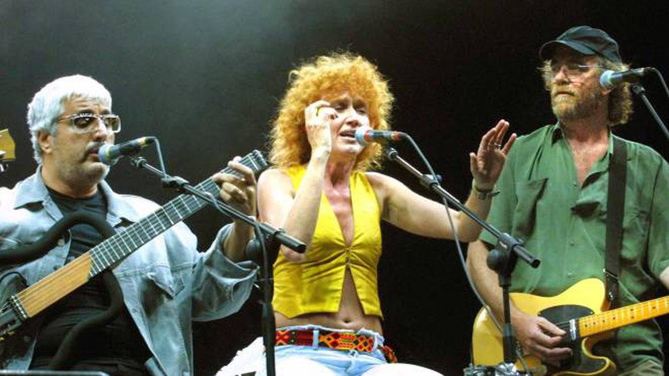 Pino Daniele, Francesco De Gregori, Fiorella Mannoia, Ron: In Tour 2002 movie scene
