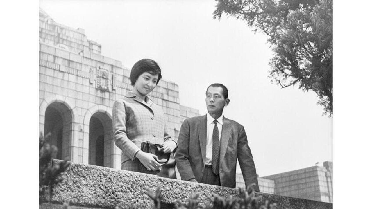 Salaryman Sampei Meijiro: Sighing Husband 1960 movie scene