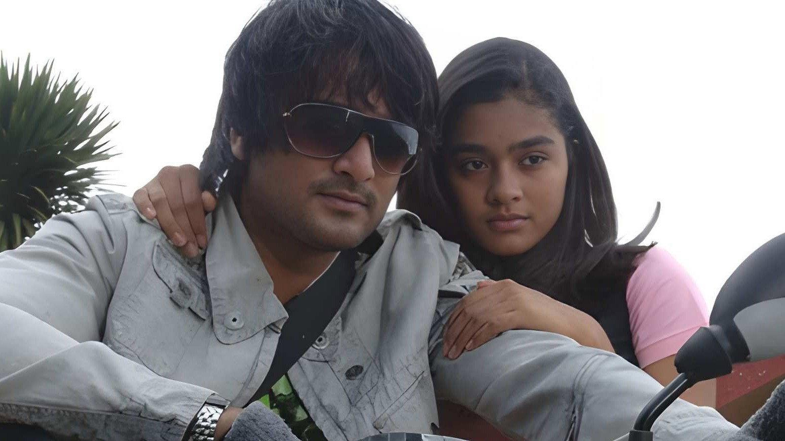 Yen Ippadi Mayakinai movie scene