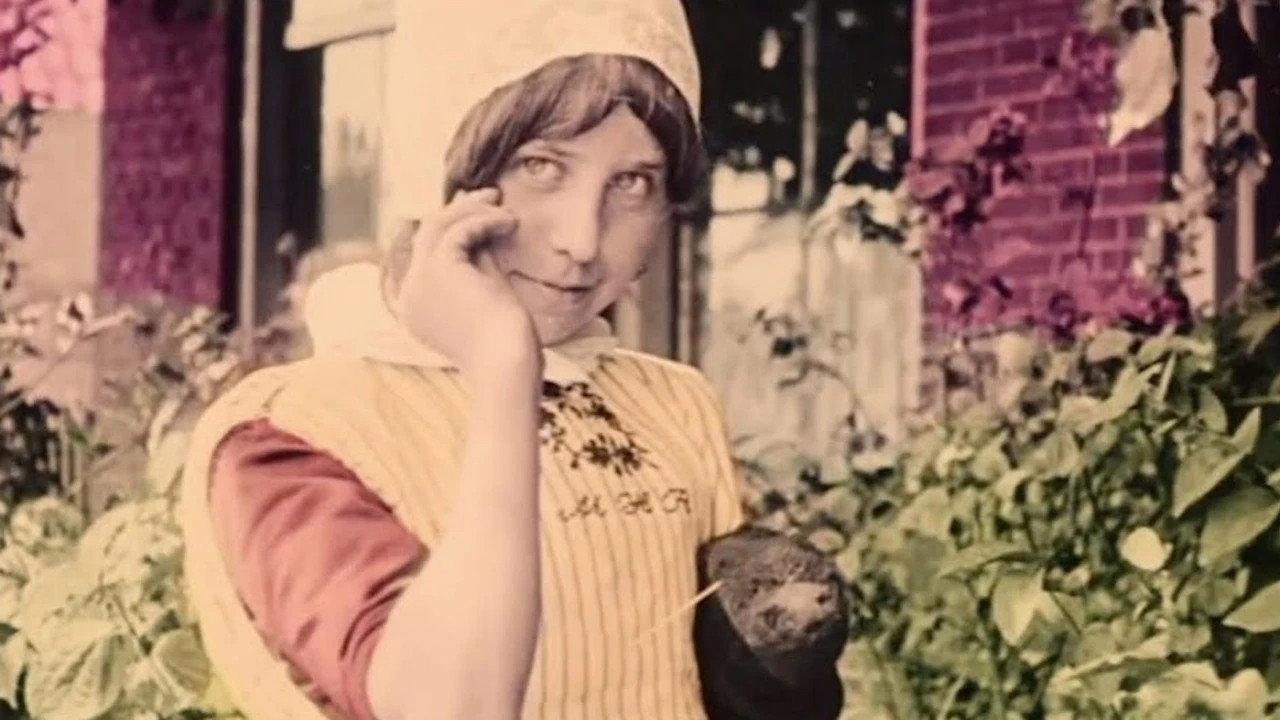 Dutch Hairstyles and Types 1909 movie scene