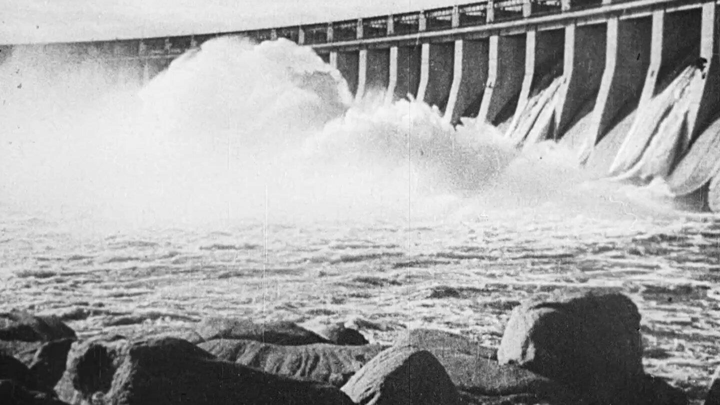 Along the Dnipro 1940 movie scene