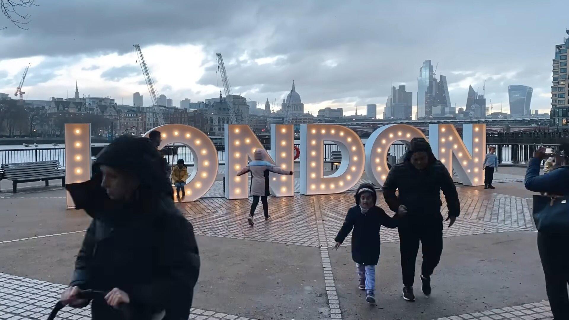 Analizando Humanos en Londres 2023 movie scene