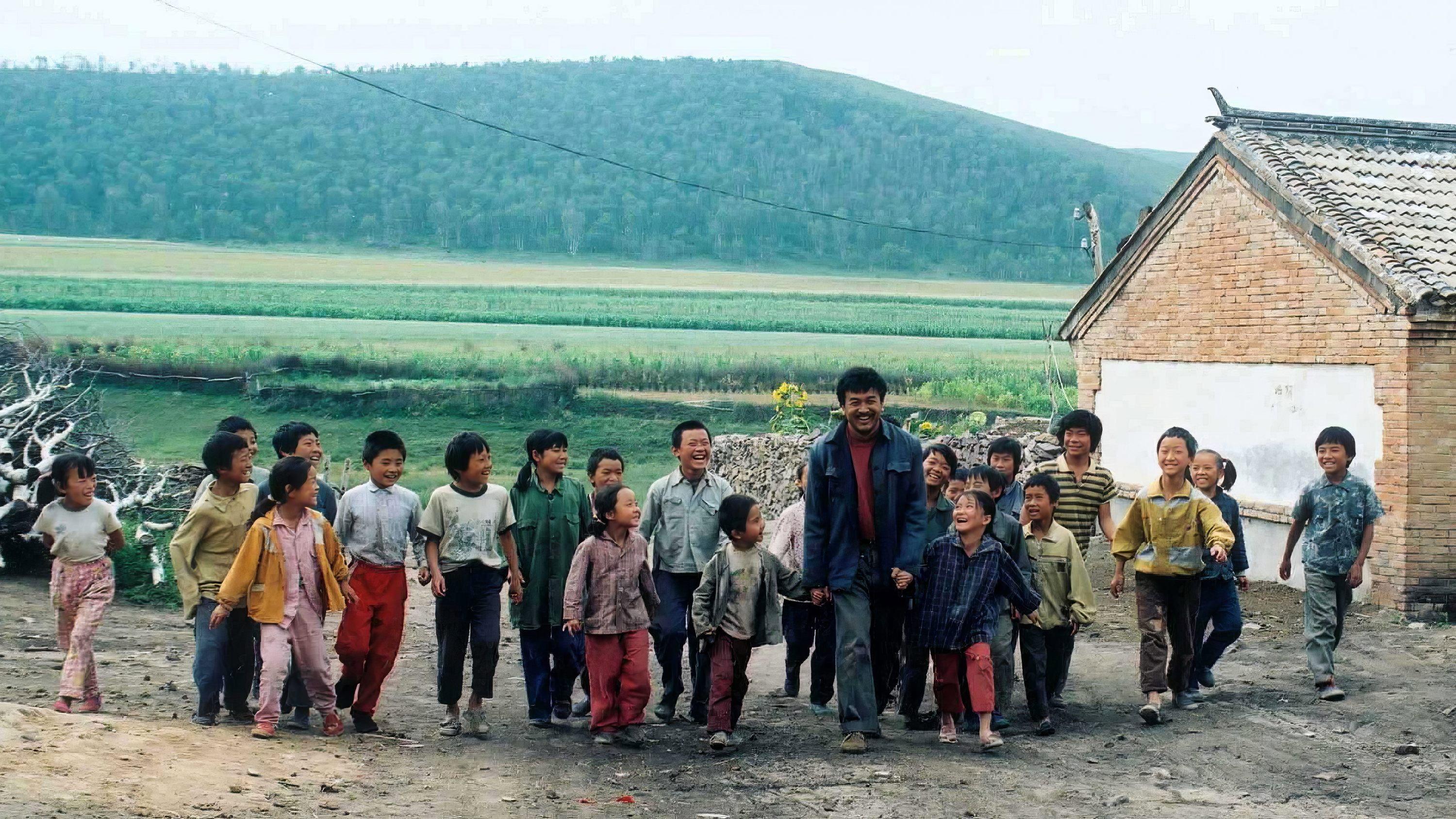 A Father with His Twenty-Five Children 2003 movie scene